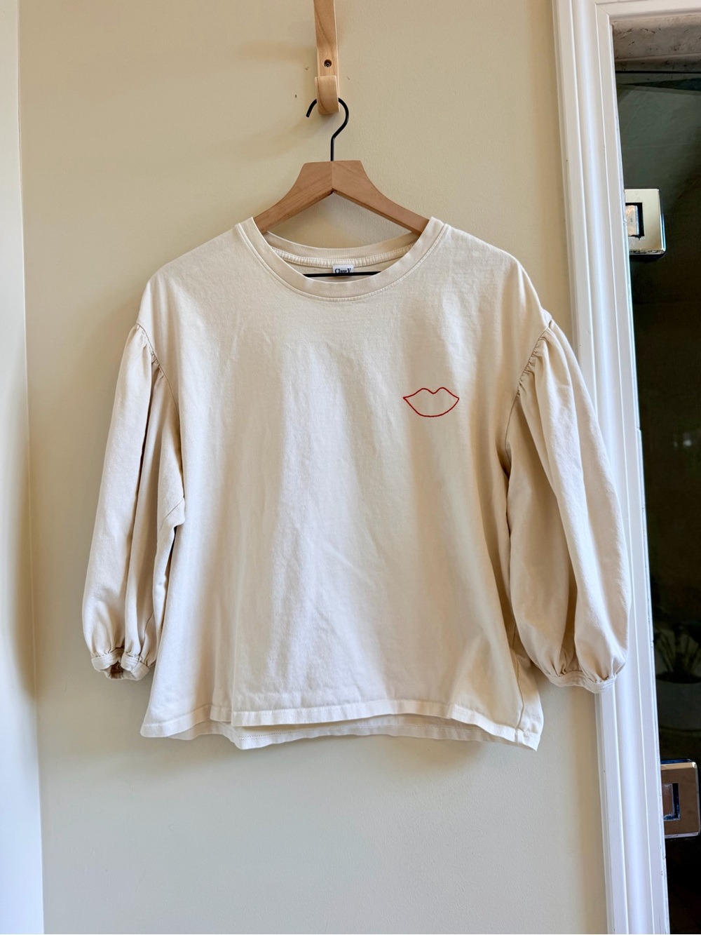 Clare v drop shoulder tee in cream with embroidered red lips original $129